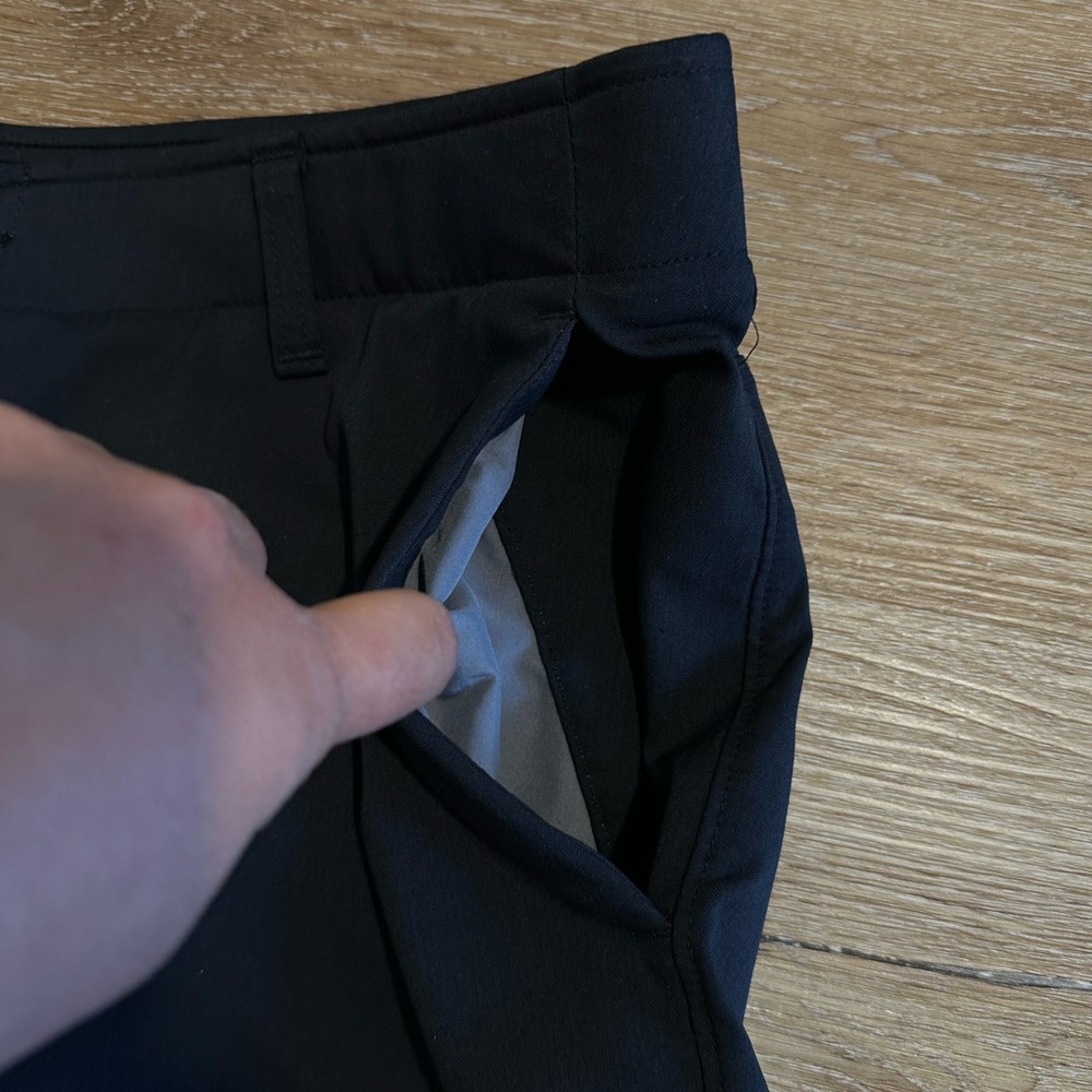 Under Armour Men's Black Shorts Size 36 - Picture 11 of 15